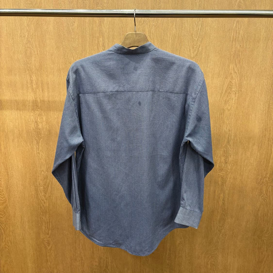 입생로랑 헨리넥 긴팔 스트라이프 셔츠 투 포켓 디테일 레귤러핏 블루 상품이미지3