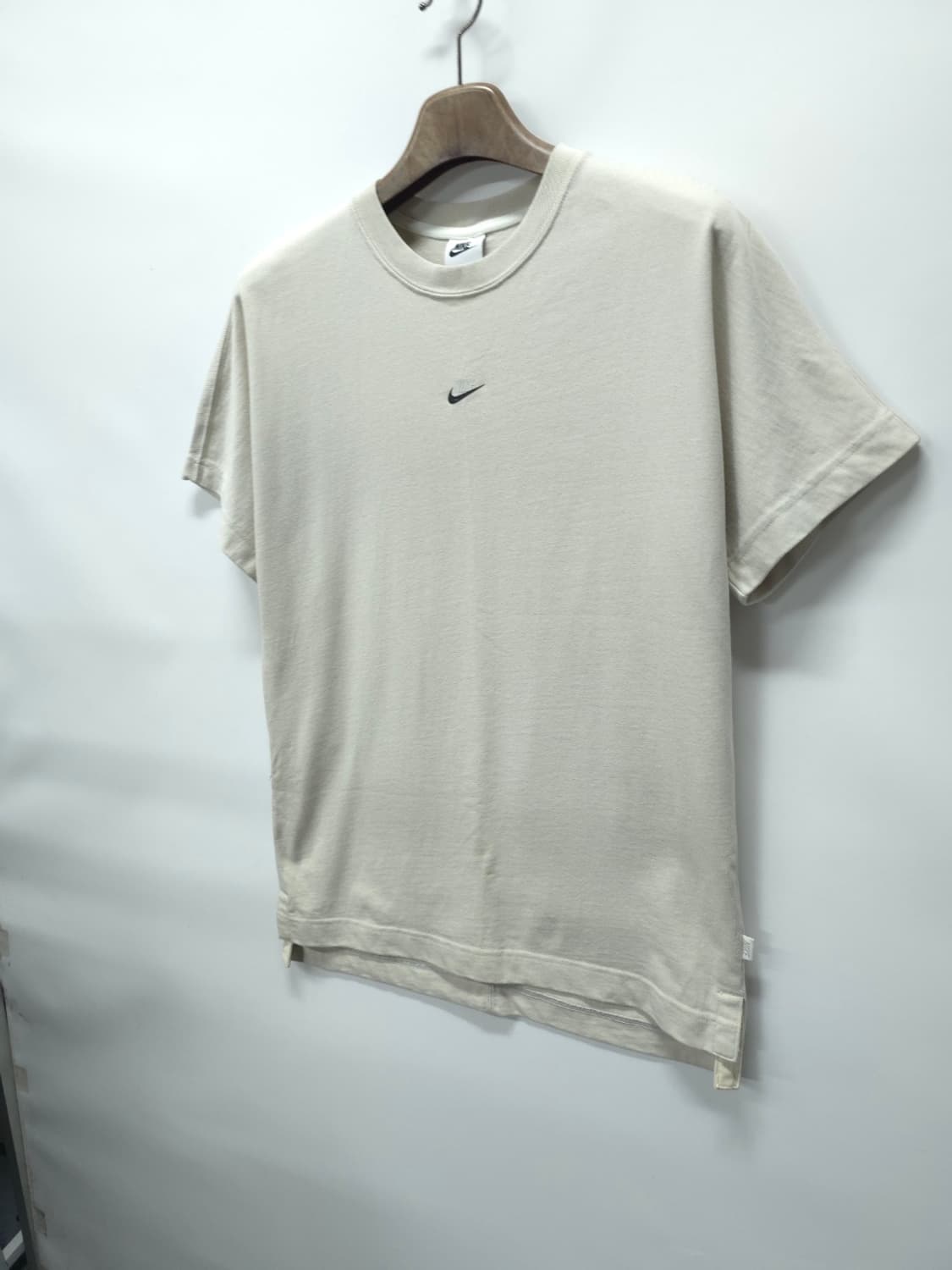 ​나이키 센터 스우시 백지퍼 포켓 반팔 티셔츠 (100) 상품이미지2