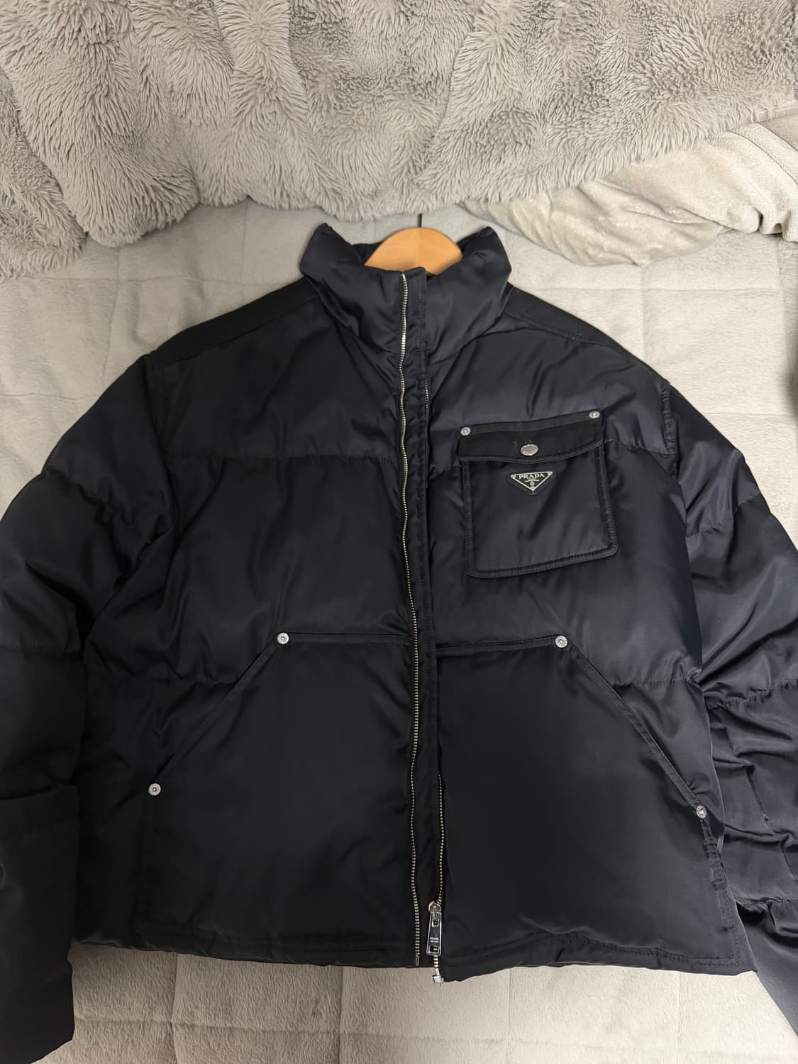 프라다 리나일론 크롭 다운 패딩 블랙 색상 상품이미지1
