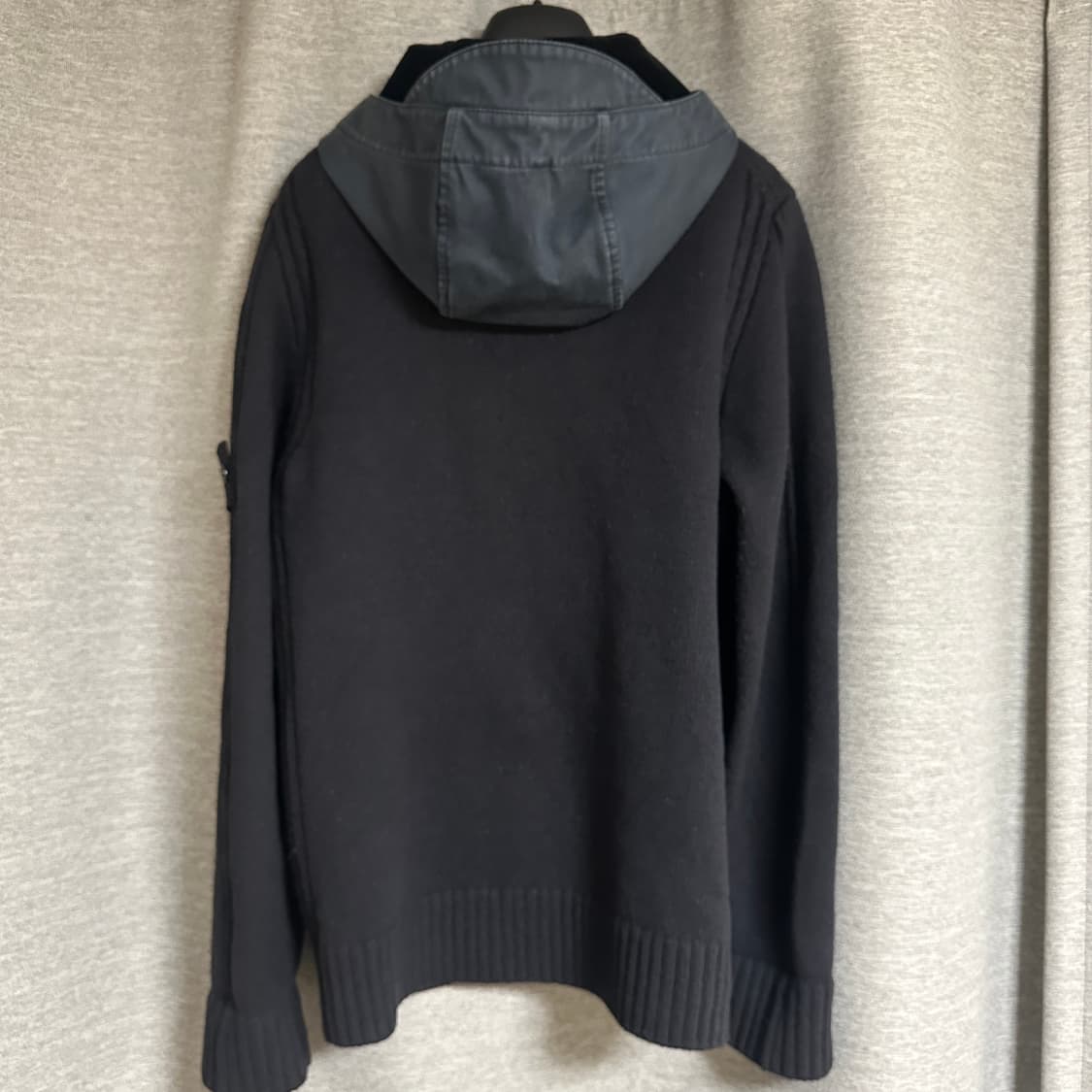 [A+급/M] 스톤아일랜드 와펜 코팅후드 니트집업 네이비 상품이미지3