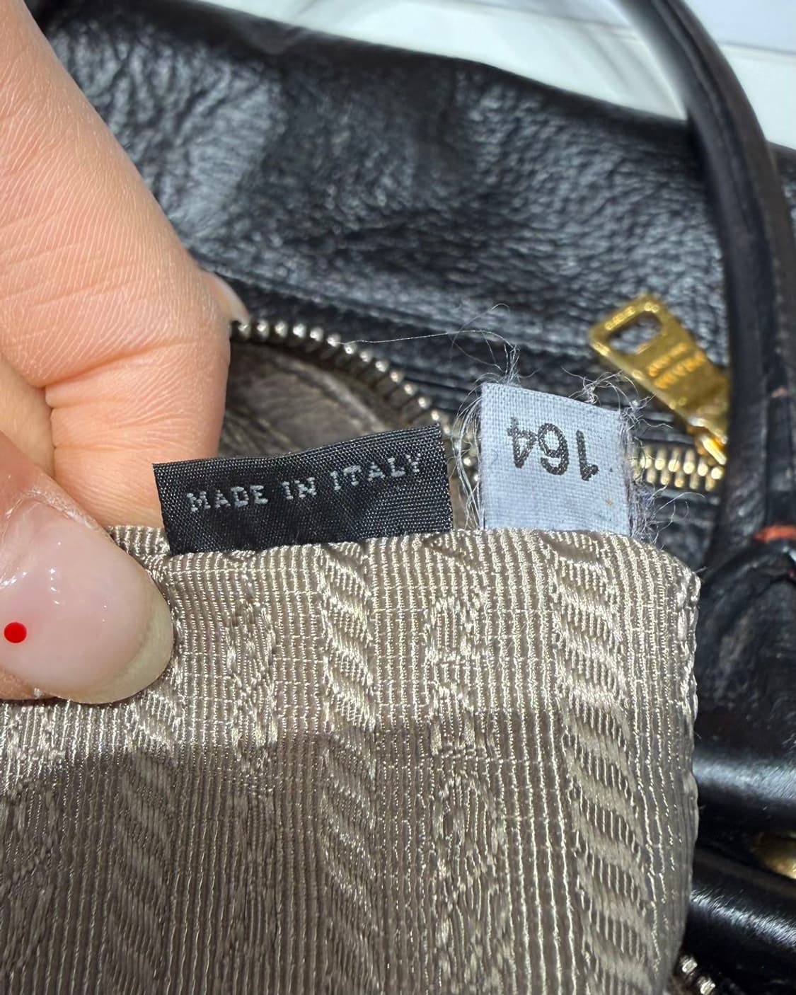 프라다 블랙 비텔로 다이노 모터백 상품이미지8