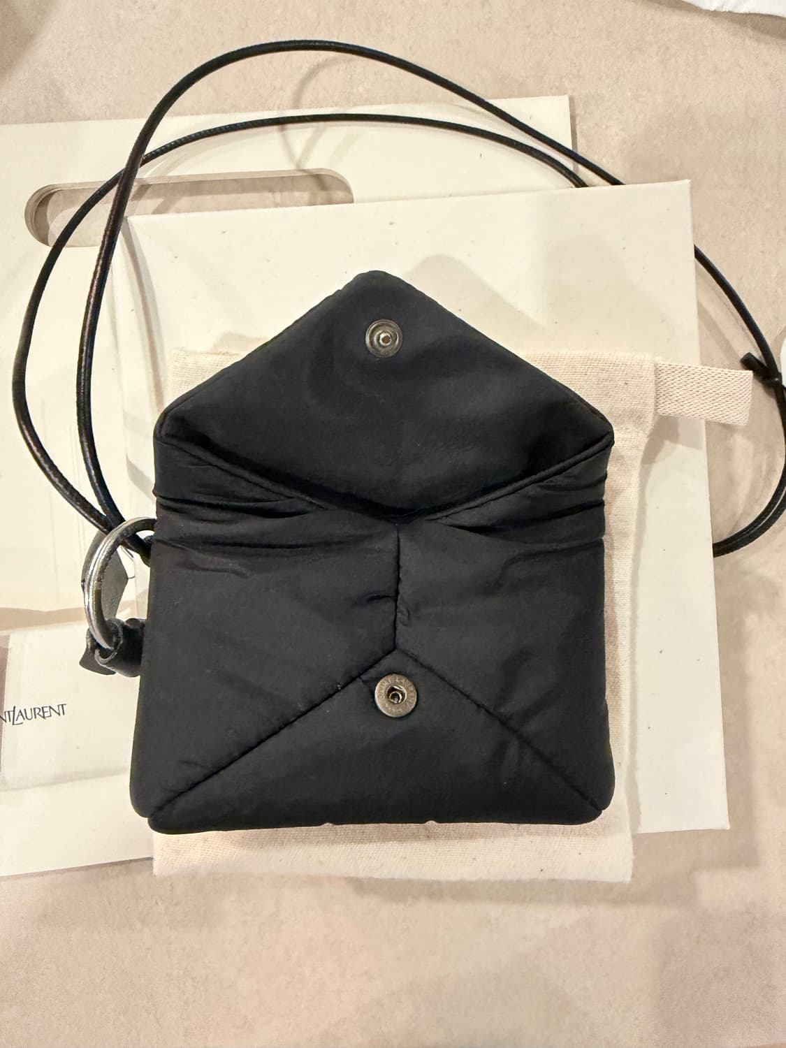 생로랑 나일론 카드지갑 (나일론 소재의 CASSANDRE 미니 엔벨로프) 상품이미지8