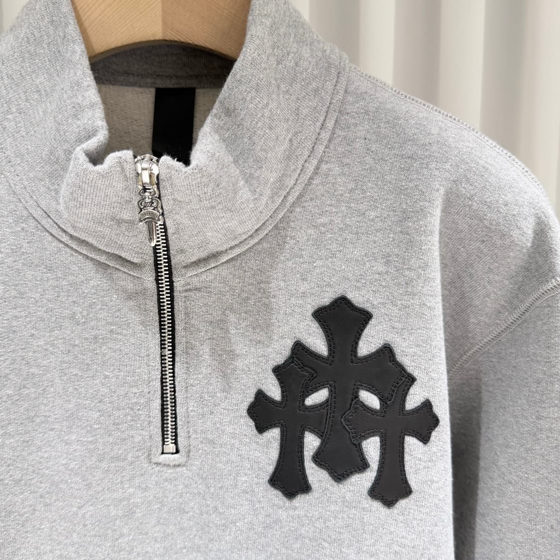 (A+/M) / 크롬하츠 크로스 레더 패치 하프집업 풀오버 그레이 맨투맨 상품이미지2