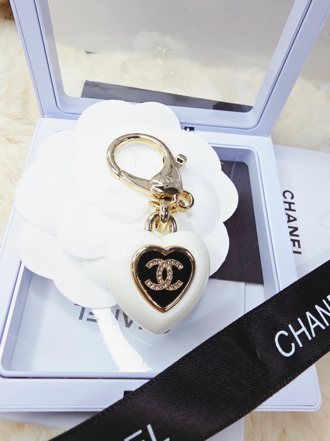 빈티지 샤넬 화이트 레진하트 브로치 상품이미지3