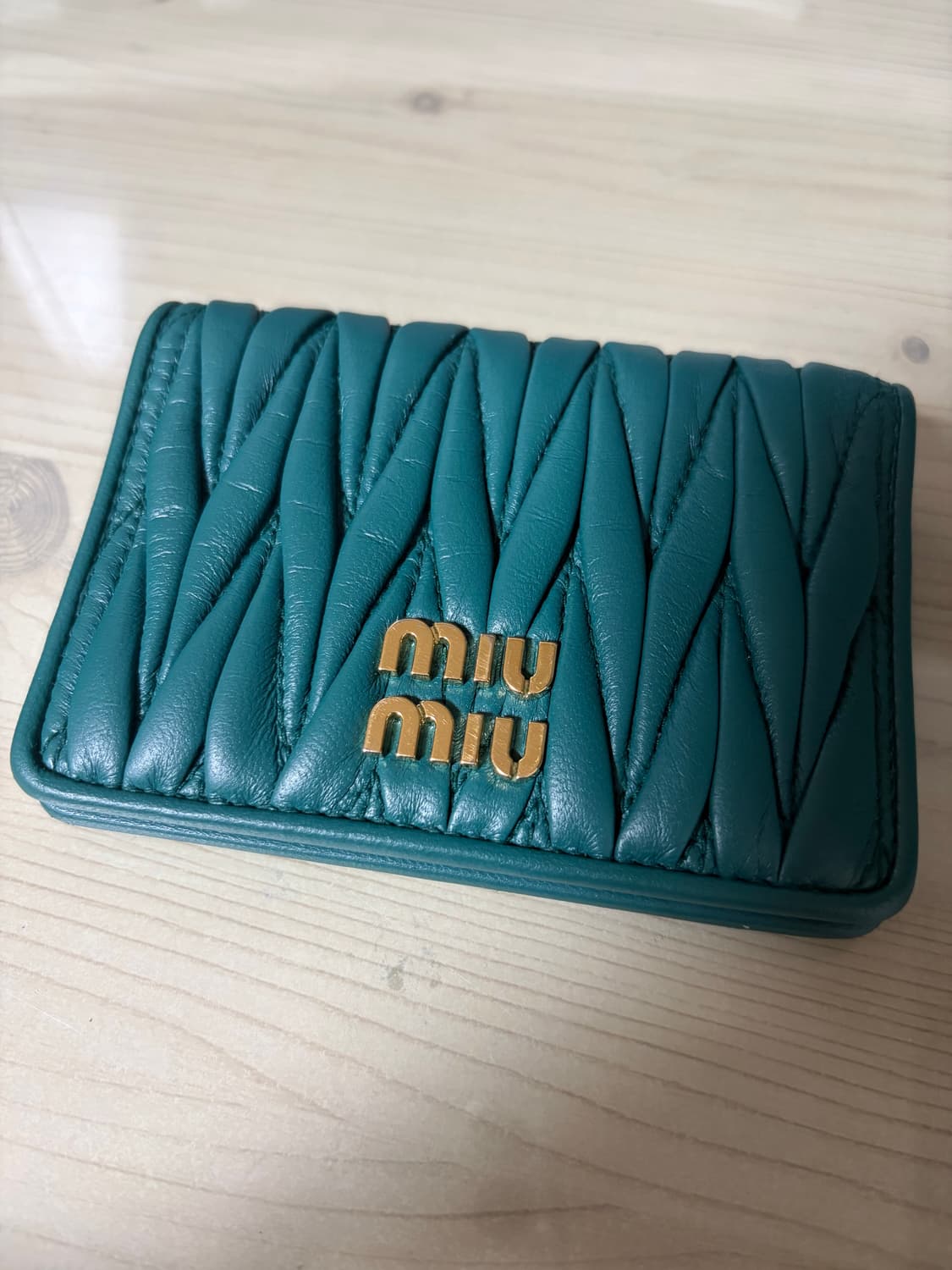 미우미우 마태라쎄 나파 레더 카드 반지갑 세이지 그린 상품이미지1