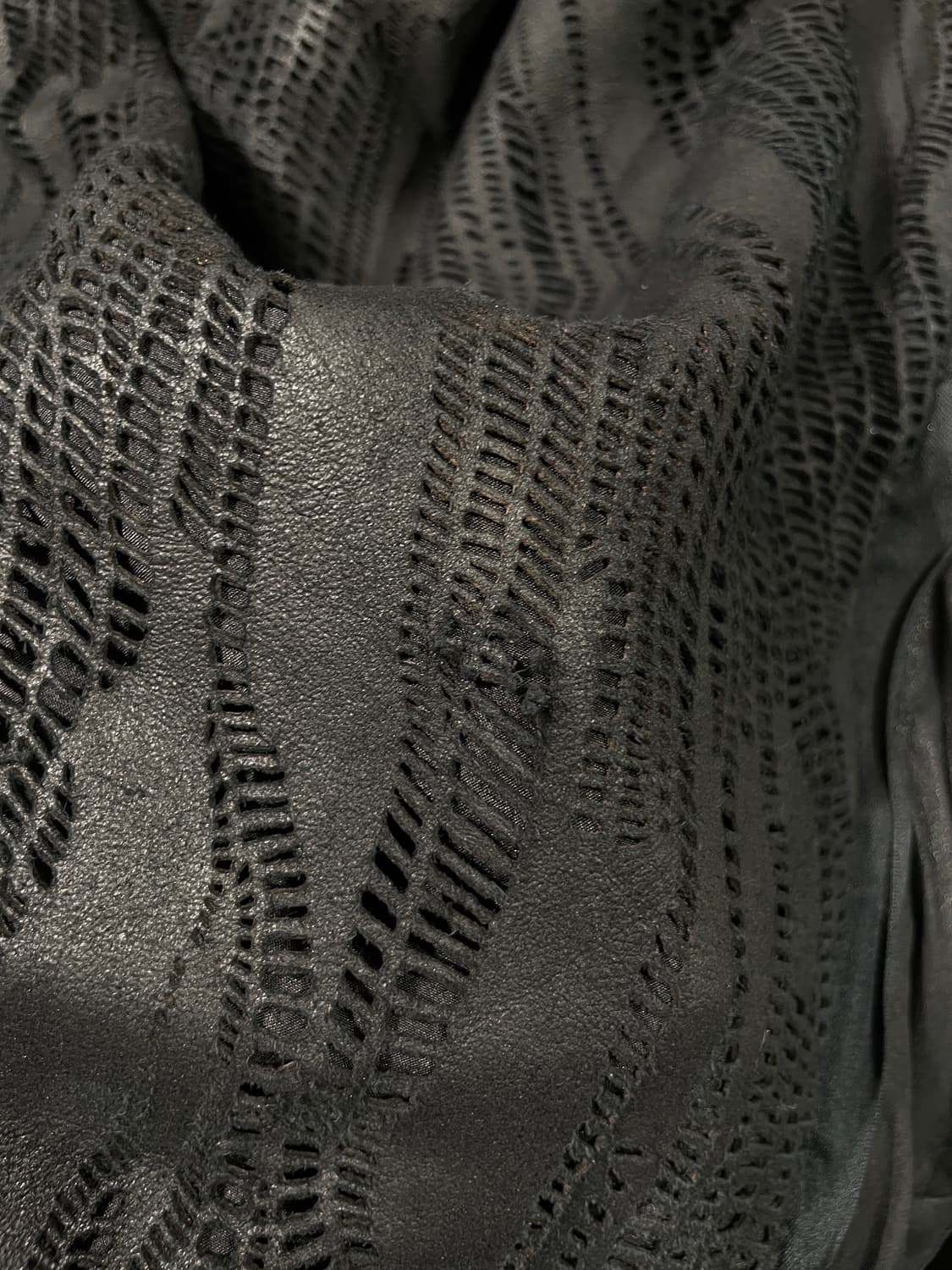 헬무트랭 블랙 드레이프 펀칭 레더 자켓 상품이미지10