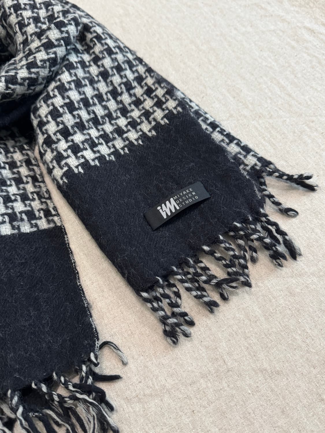 이세이미야케 하운즈투스 울 프린지 머플러 상품이미지3
