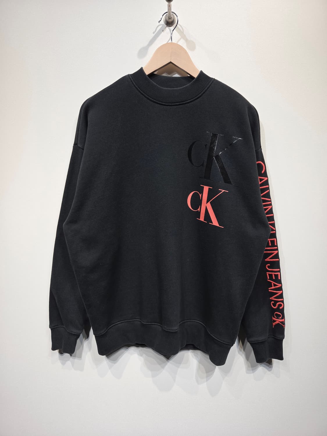 캘빈클라인 진 빅로고 레터링 맨투맨 상품이미지2