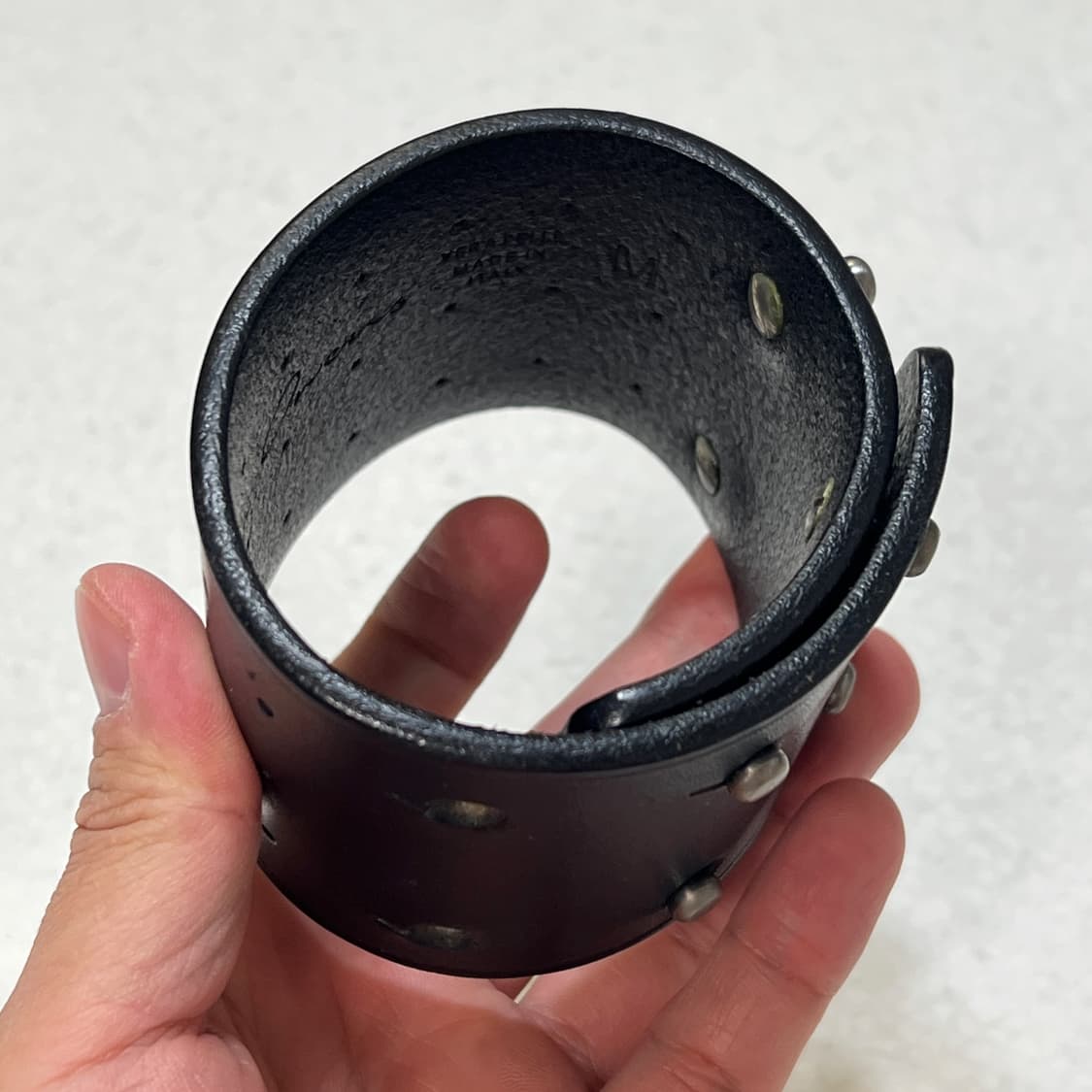 릭오웬스 14FW "MOODY" 레더 커프 스터드 팔찌 블랙 상품이미지5