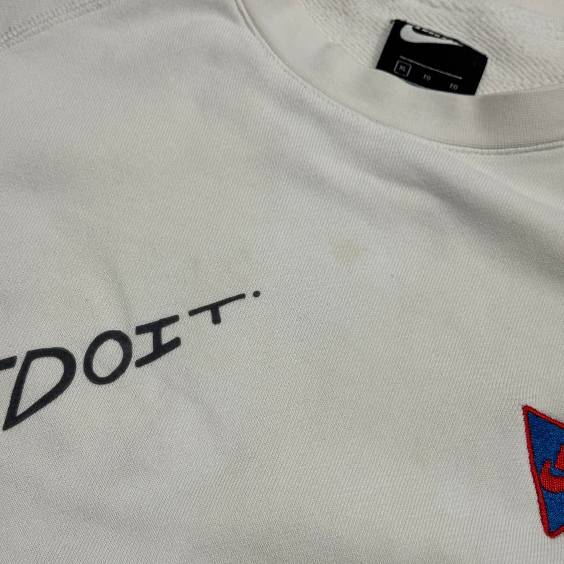 나이키 스트릿자수 화이트 맨투맨 XL 상품이미지9