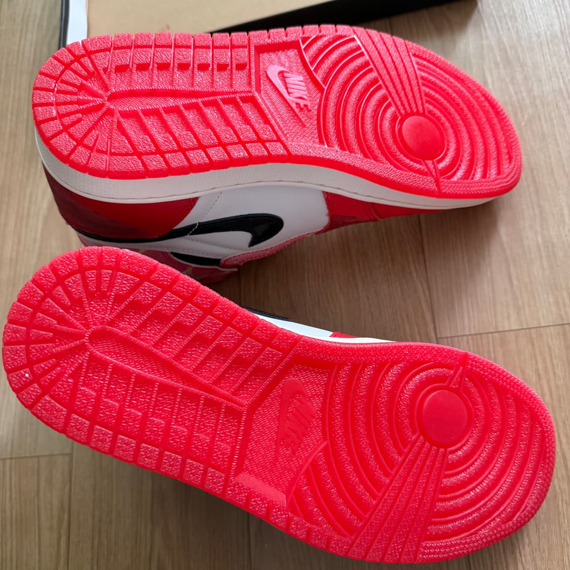 조던 1 레트로 하이 스파이더맨 넥스트 챕터 상품이미지9