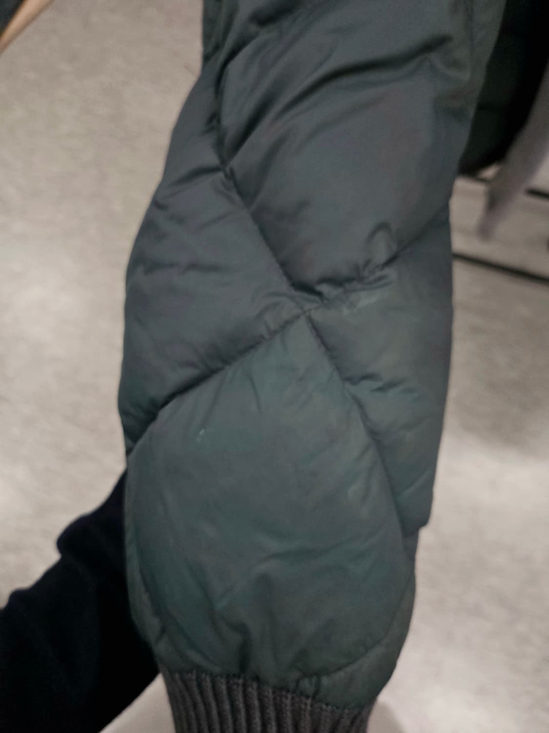 몽클레어 해리슨 패딩
사이즈 4 / 사용감 적음 상품이미지7