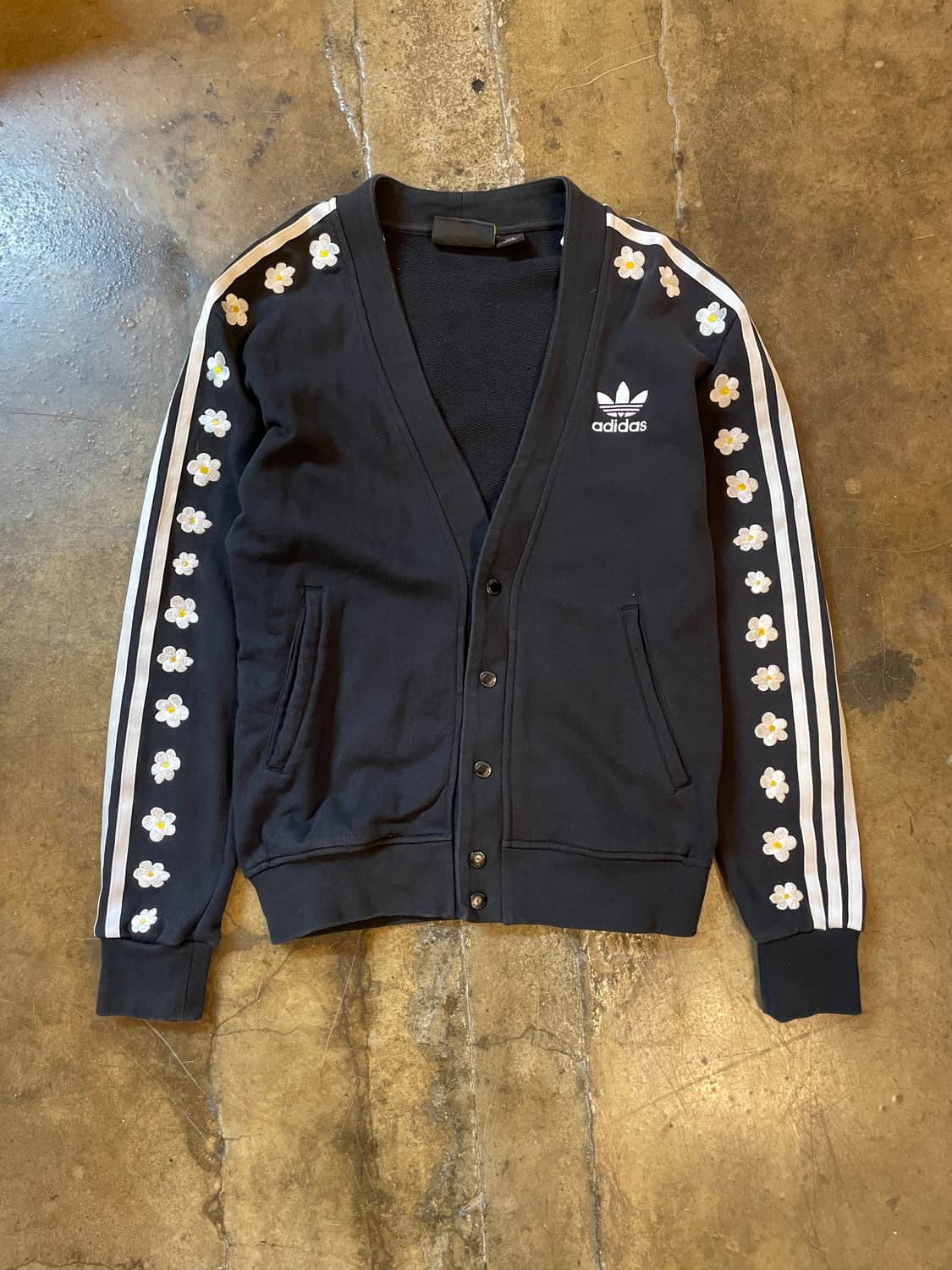 아디다스 & 퍼렐 윌리엄스 플라워 자수 가디건 블랙 상품이미지1