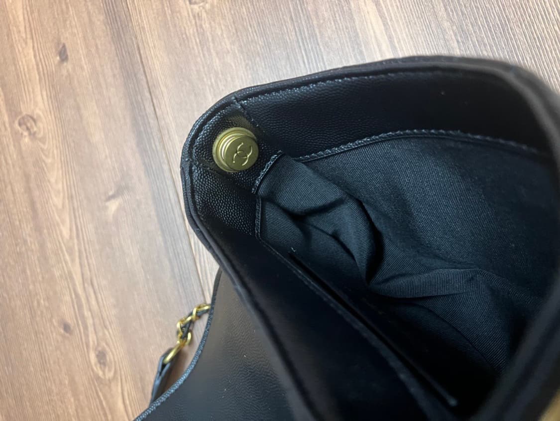 샤넬뷰티 블랙 캐비어 반달플랩백 퀄팅 숄더백 VIP 상품이미지8