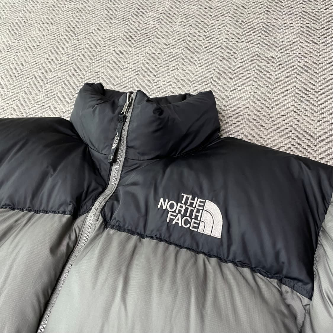 [105] 노스페이스 센터로고 무광 그레이 700 눕시 패딩 상품이미지4