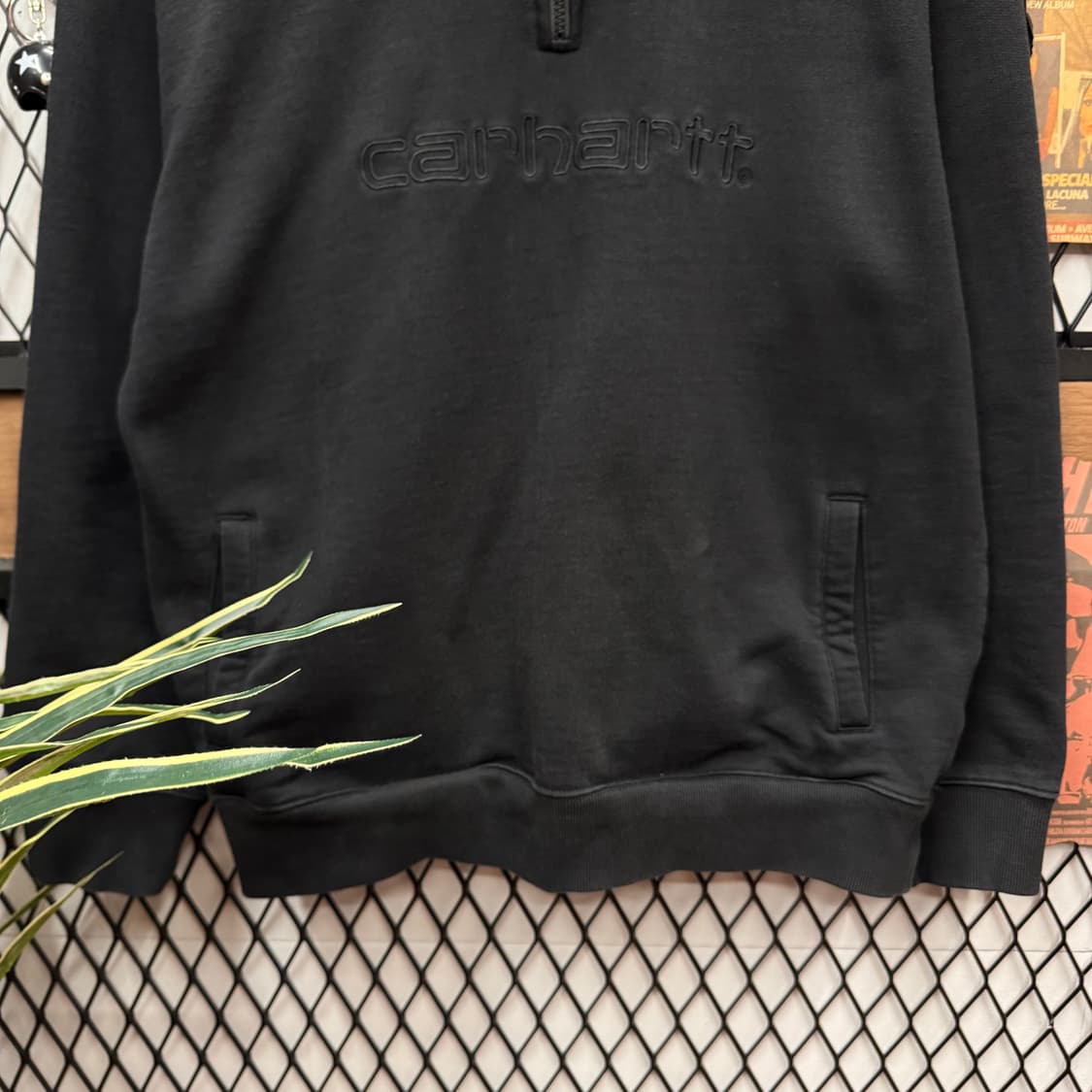 칼하트 윕 하프 집업 하이넥 스웻셔츠 전면 로고 포인트 블랙 상품이미지4