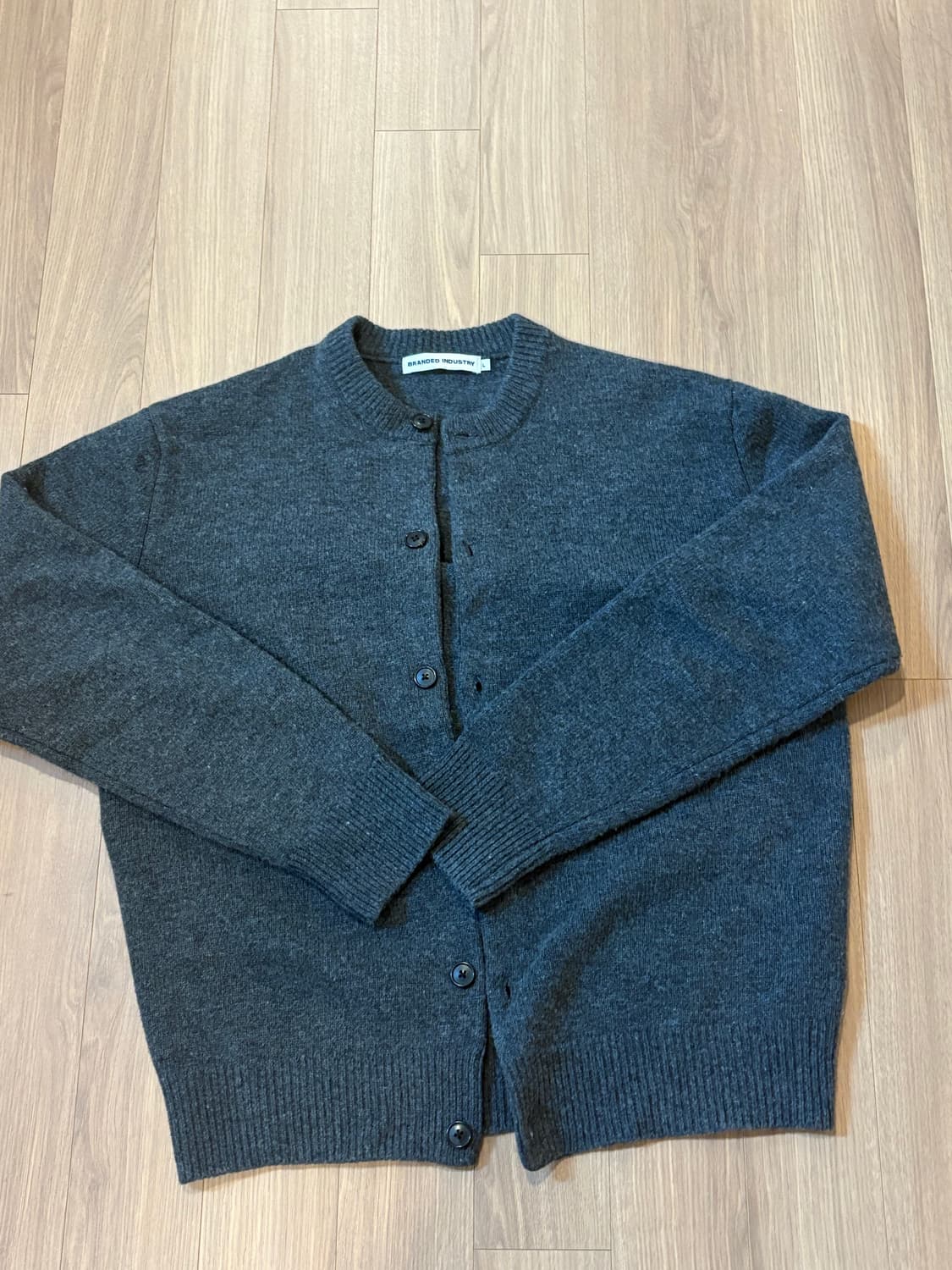 브랜디드 라운드넥 가디건 차콜 L 상품이미지3