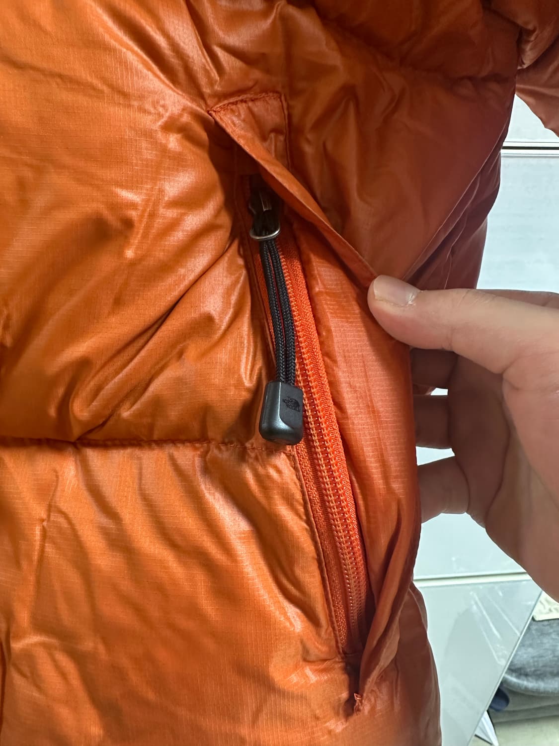 NORTHFACE 노스페이스 주황 오렌지 중앙 로고 눕시 패딩 상품이미지4