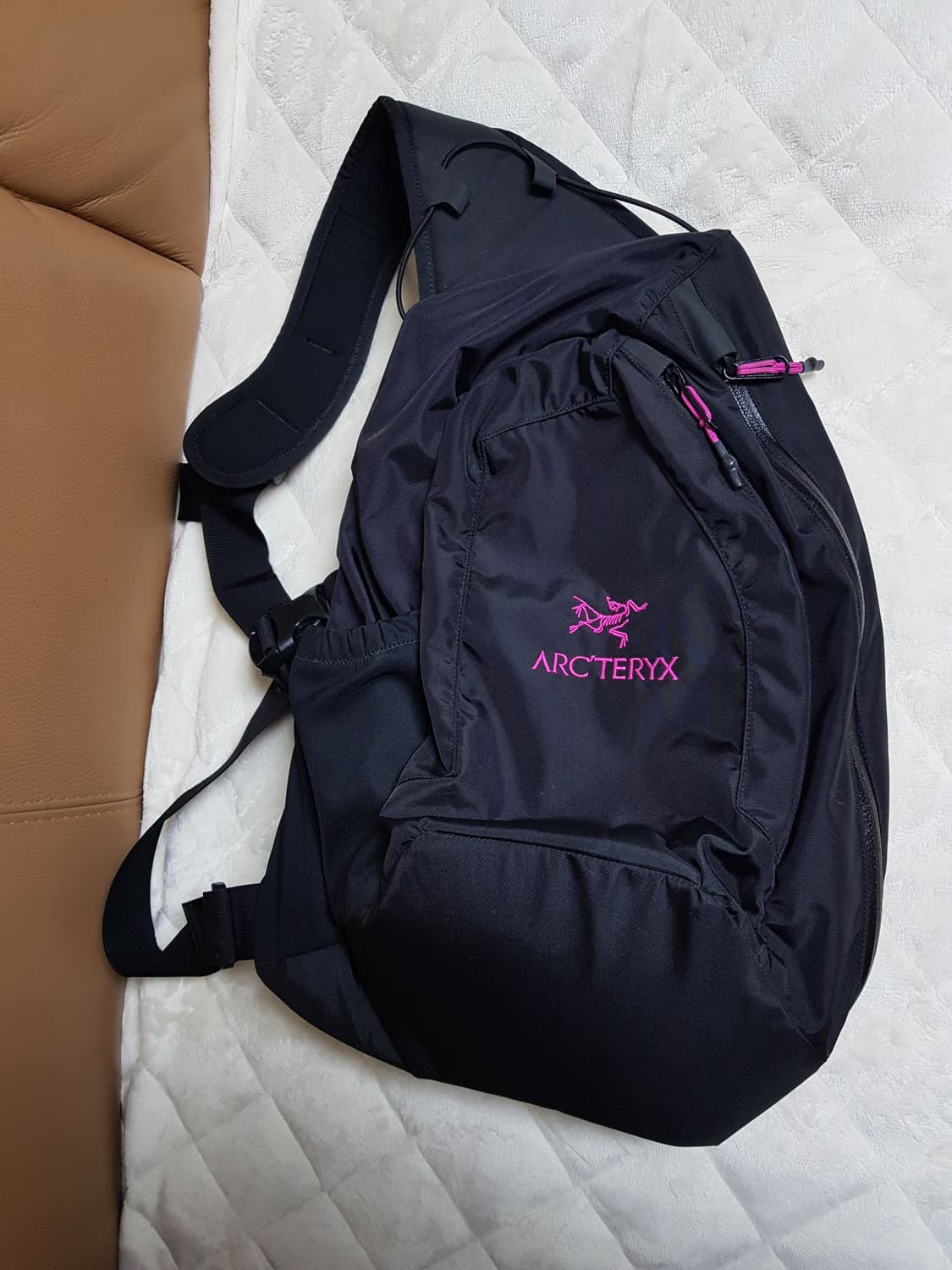 아크테릭스 시스템A 퀴버 크로스바디백 블랙 울트라 바이올렛 상품이미지1