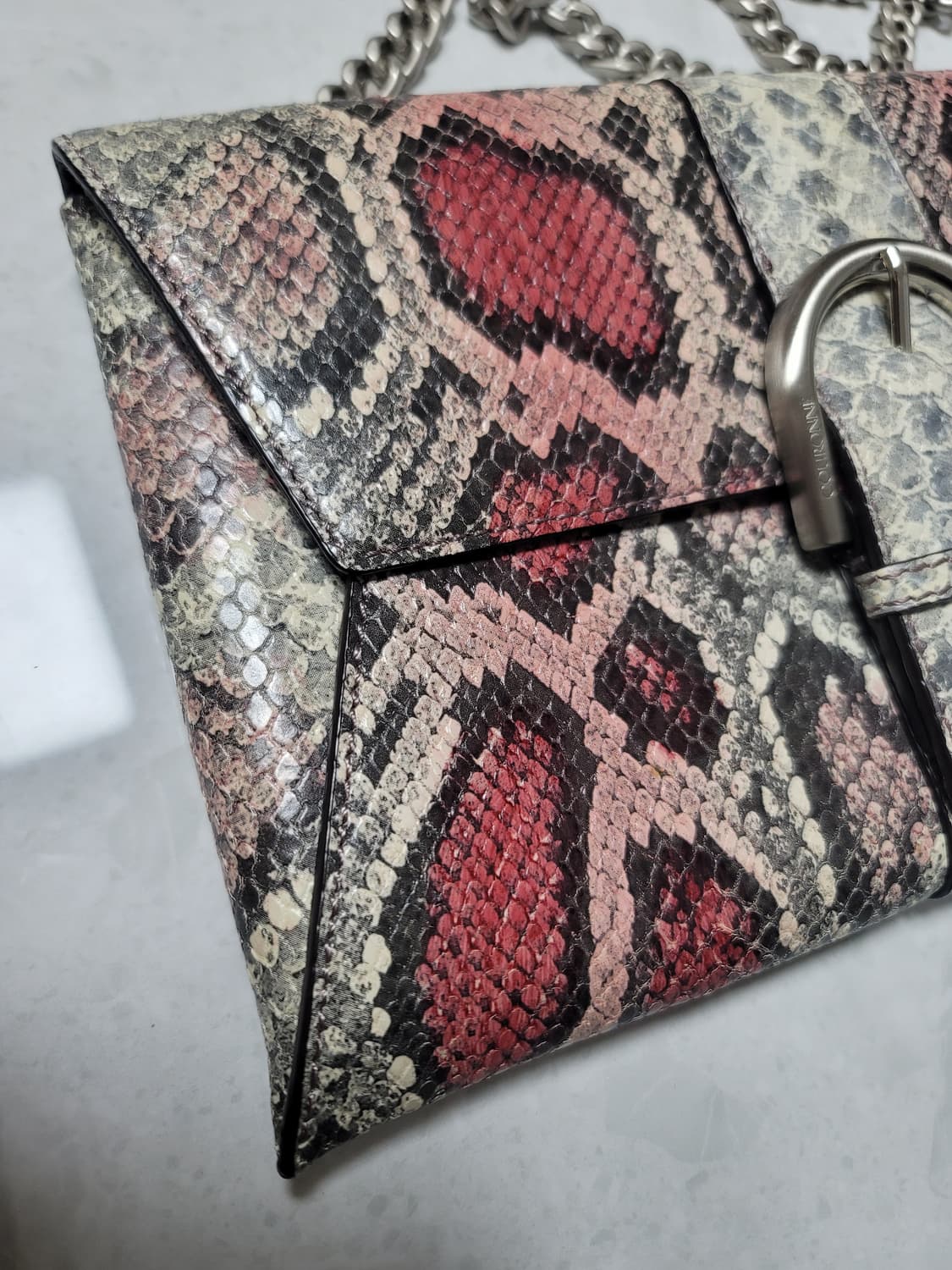 쿠론 뱀가죽패턴 가죽 숄더백

 상품이미지4