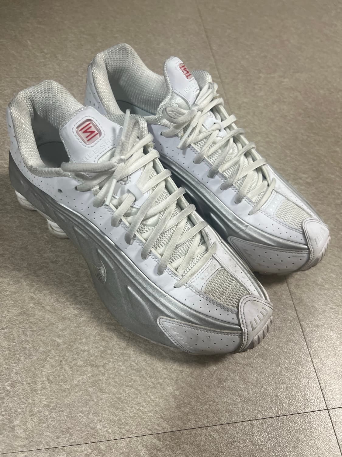 나이키 샥스 R4 화이트 브라이트 크림슨 270 상품이미지2