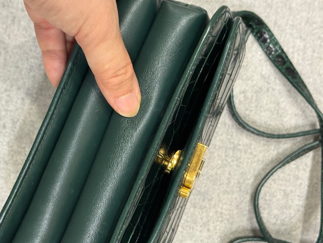 발렌시아가 악어무늬 크로스백 상품이미지8