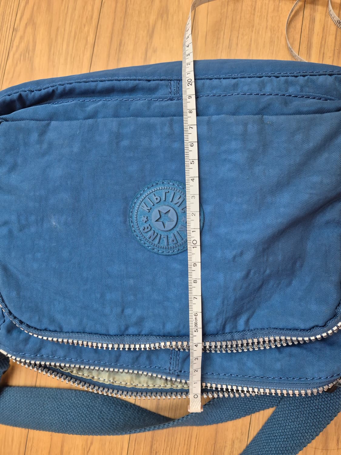 키플링 파란색 크로스백 판매합니다. 가벼운 재질이라서 어깨에 부담이 덜합 상품이미지7