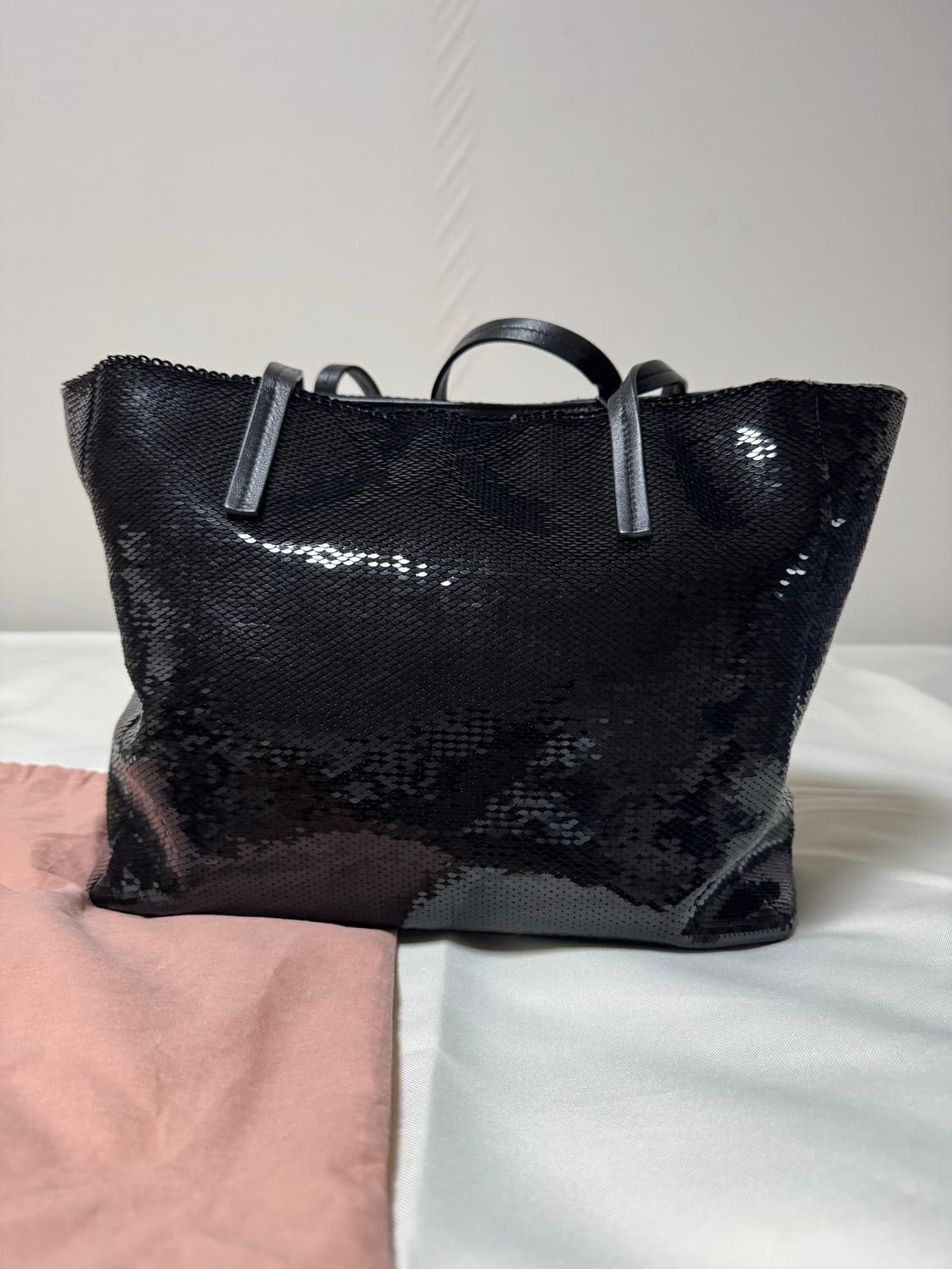 미우미우 실버 시퀸 로고 쇼퍼백 상품이미지2