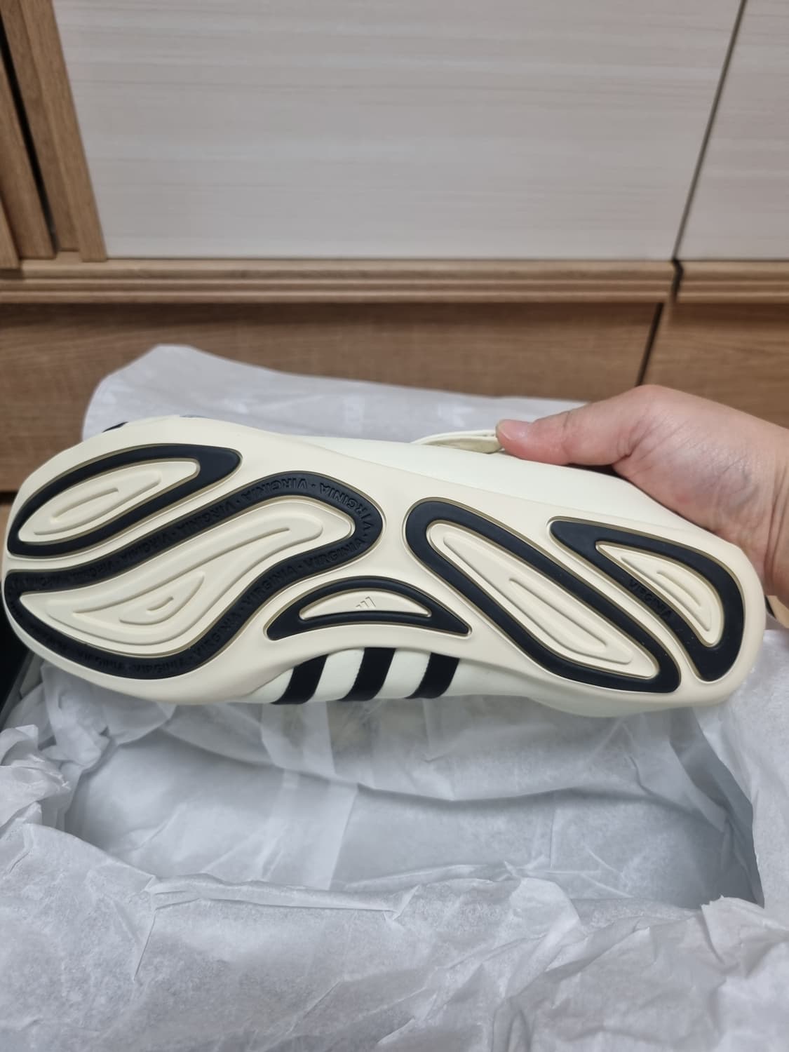 아디다스 x 퍼렐 윌리엄스 버지니아 바리오 플랫 어서 290 상품이미지6