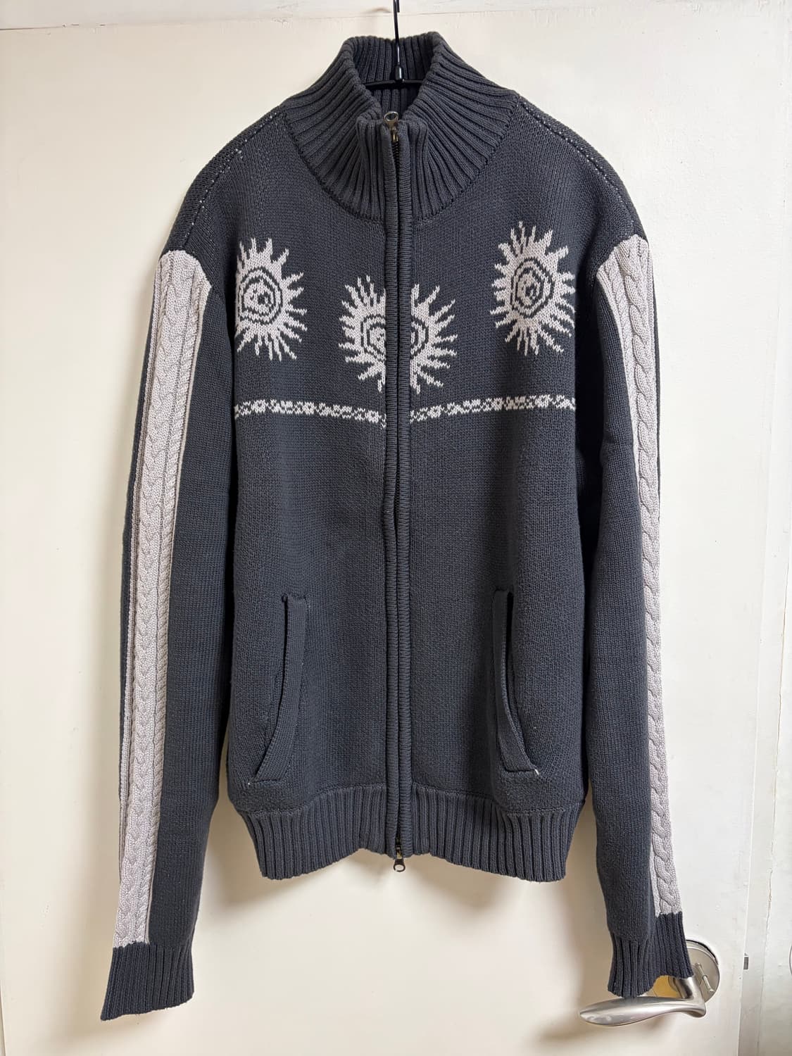 (2) 아캄 선 자카드 집업 스웨터 다크그레이 상품이미지1