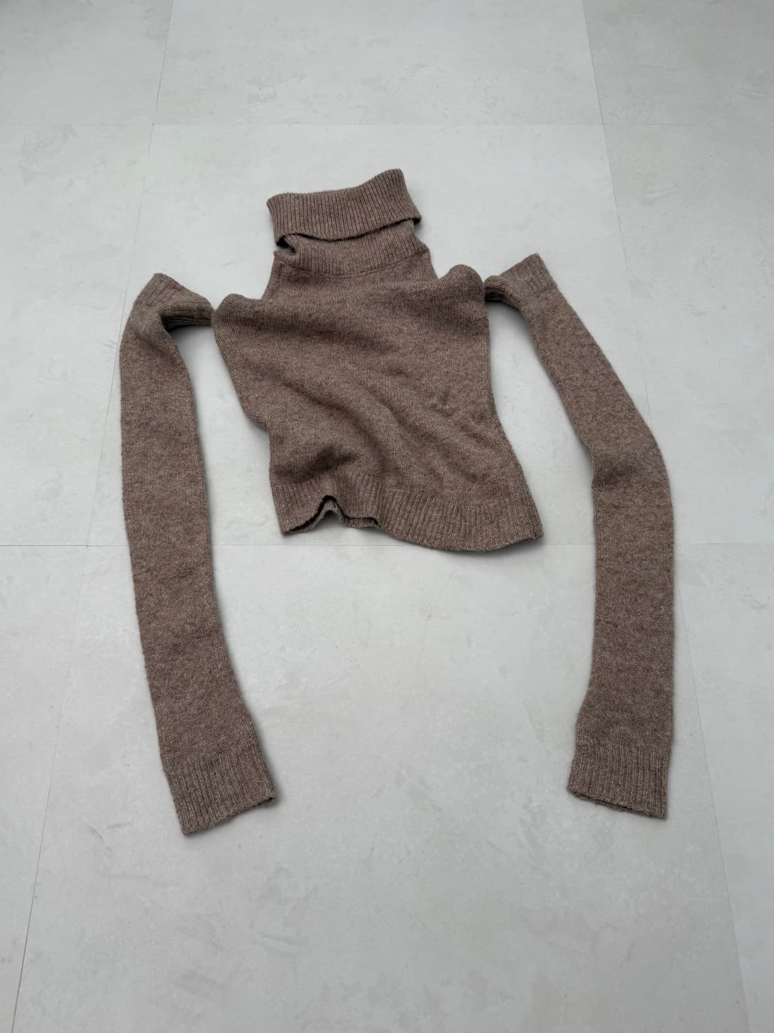 오트밀 컷아웃 니트  상품이미지3