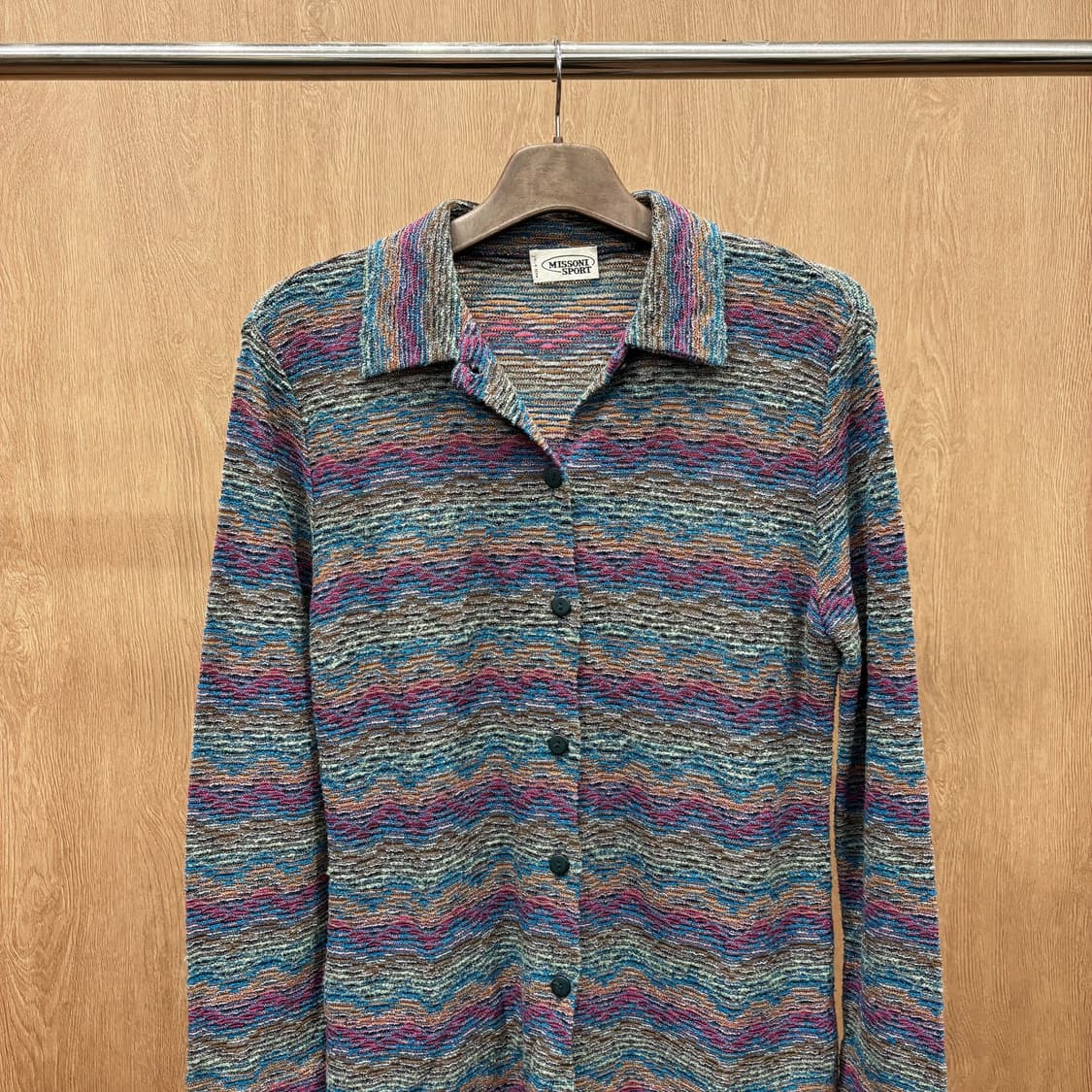 미쏘니 스포츠 클래식 셔츠 카라 니트 웨이브 패턴 버튼 디테일 블루 상품이미지4