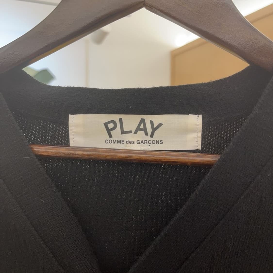 꼼데가르송 베이직 모던 하트 와펜 가디건 L C06557 상품이미지5