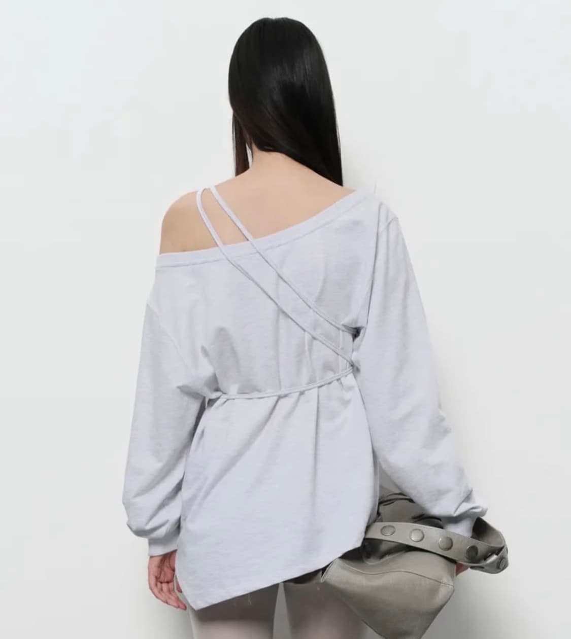 다이애그널 플라워 오프숄더 스웻셔츠 멜란지 그레이 상품이미지2