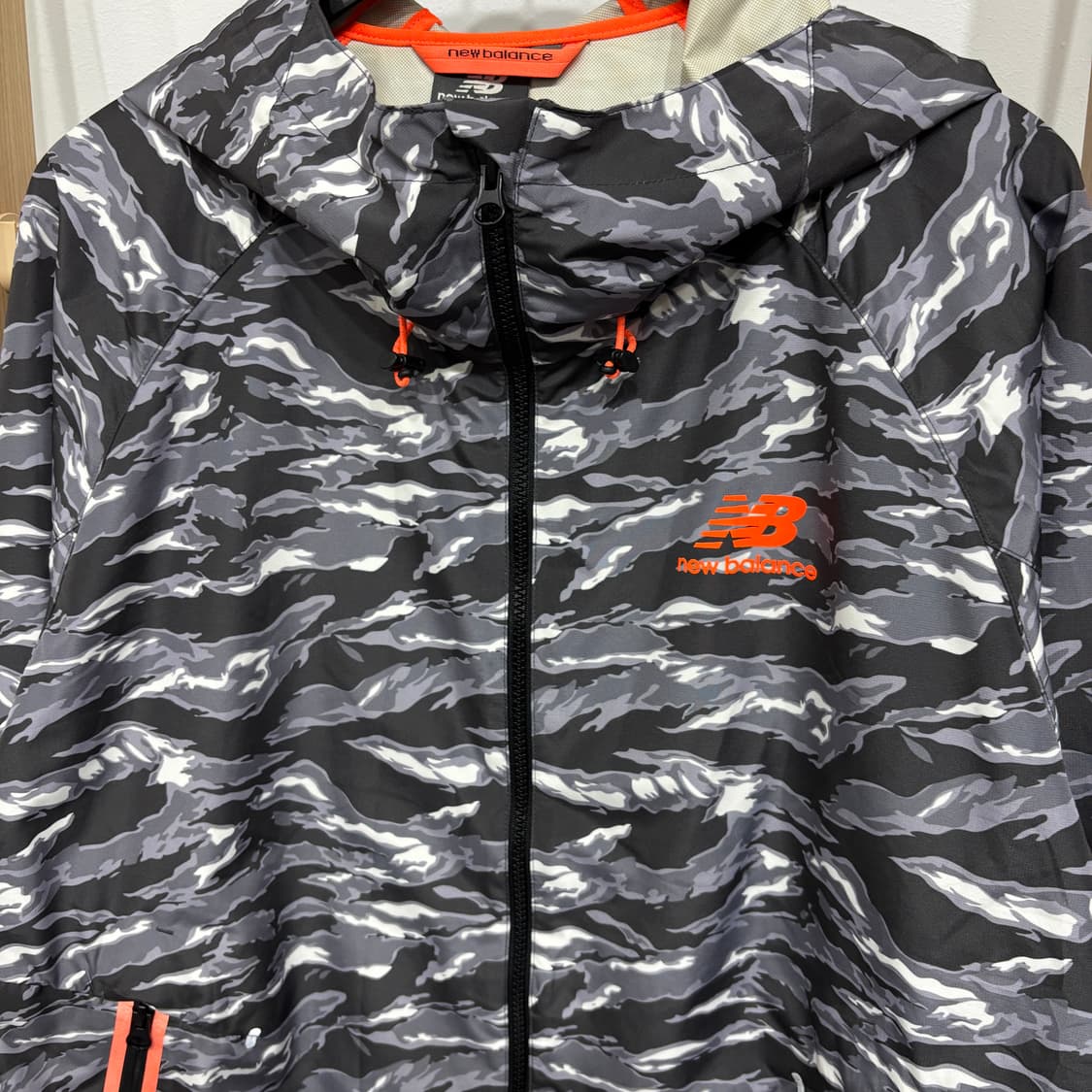 뉴발란스 카모 바람막이 자켓 상품이미지2