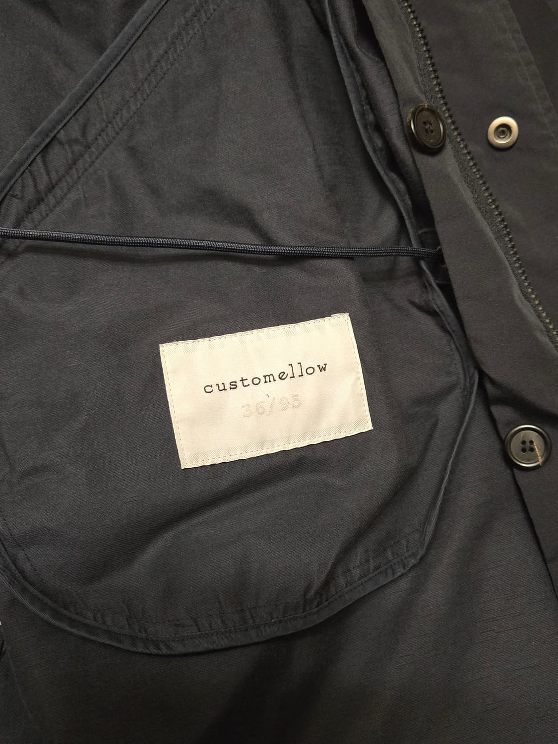 이동휘 X 커스텀멜로우(customellow) 고양이 자수 피쉬테일 야상 상품이미지6