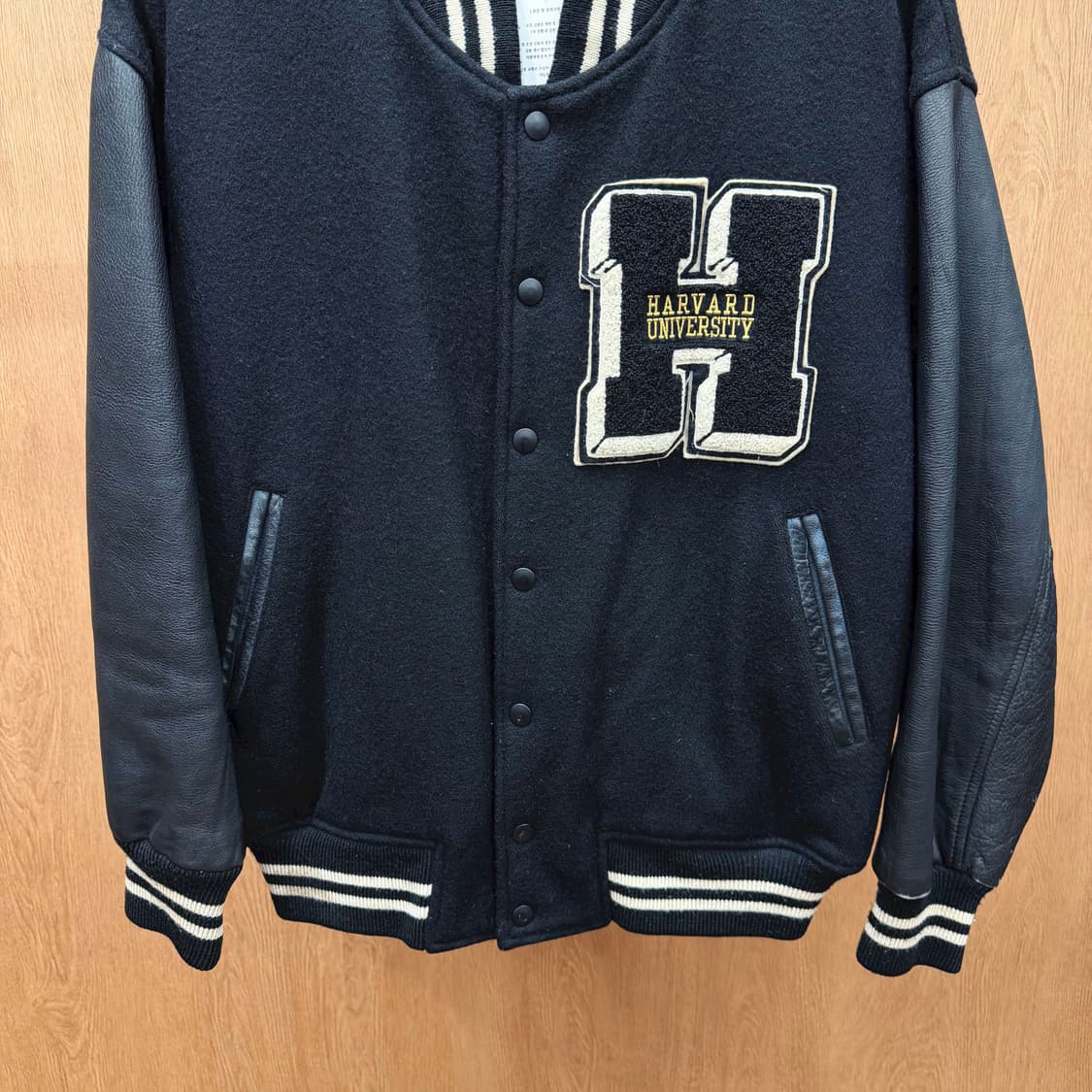하버드 유니버시티 바시티 자켓 레더 슬리브 배색 로고 자수 디테일 블랙 상품이미지5