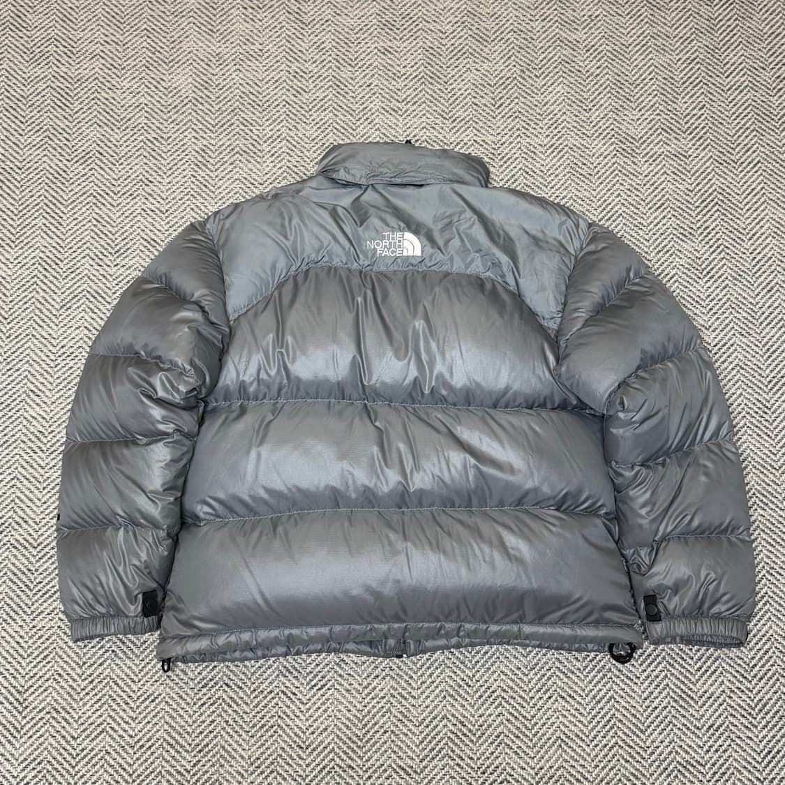 [100] 노스페이스 센터로고 그레이 700 눕시 패딩 상품이미지1