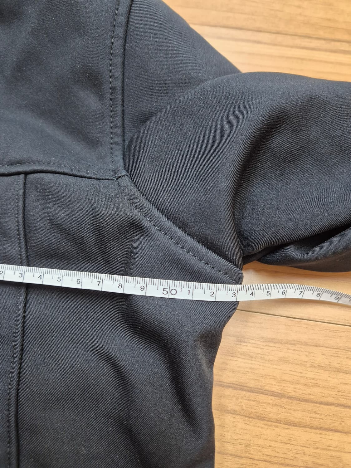 블랙 색상의 컬럼비아 등산 자켓 M사이즈입니다. 100% 폴리에스터 소재 상품이미지4