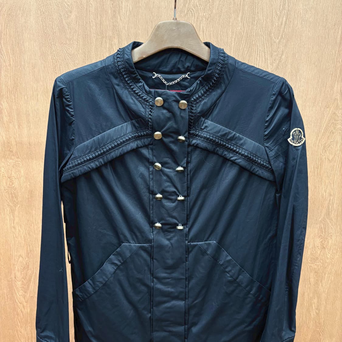 몽클레어 스탠드 칼라 체인 디테일 금장 로고 패치 디테일 블랙 상품이미지4