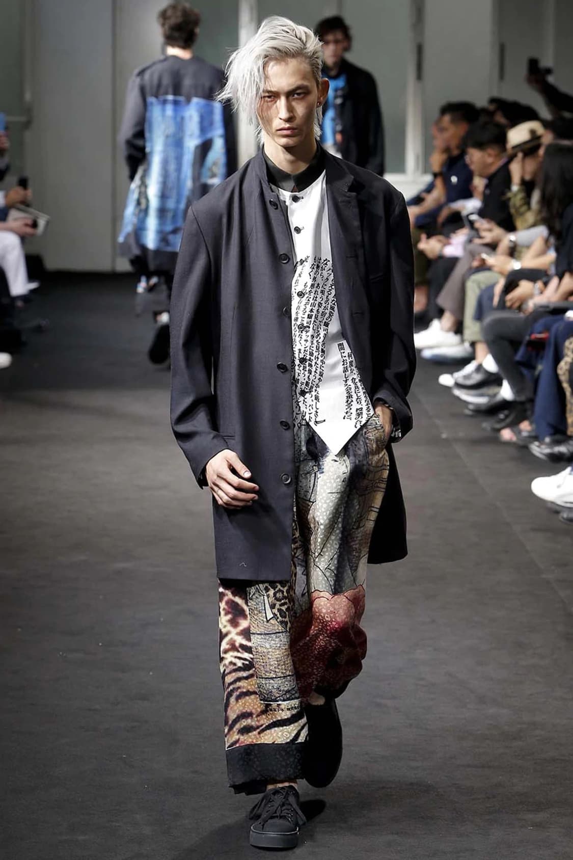 요지야마모토 19ss 런웨이 백프린팅 코트 상품이미지2