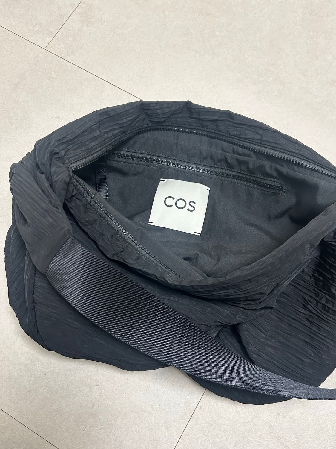 COS 코스 스모크드 크로스바디백 블랙 상품이미지6
