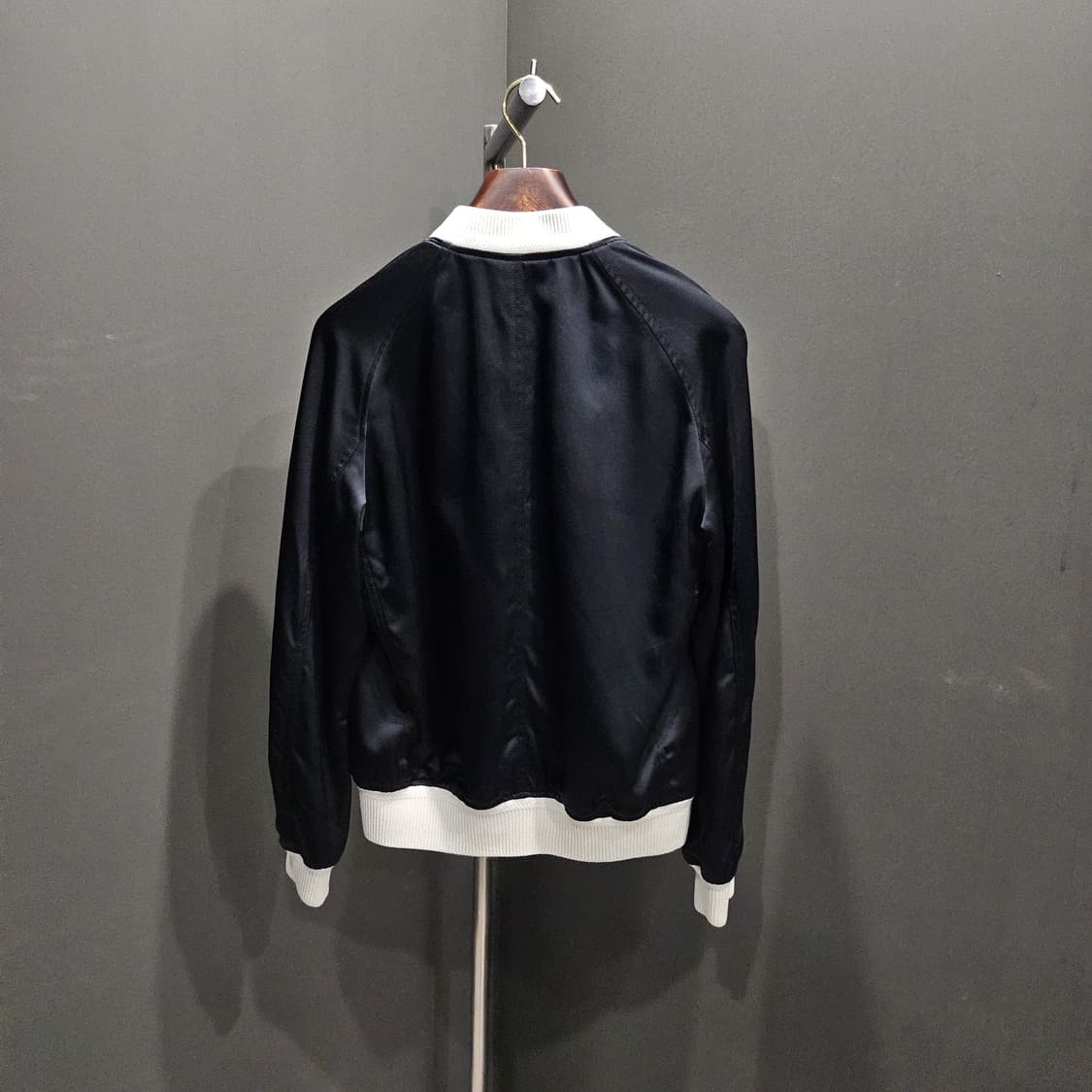 톰포드 새틴 신상 바시티 봄버 자켓 상품이미지4