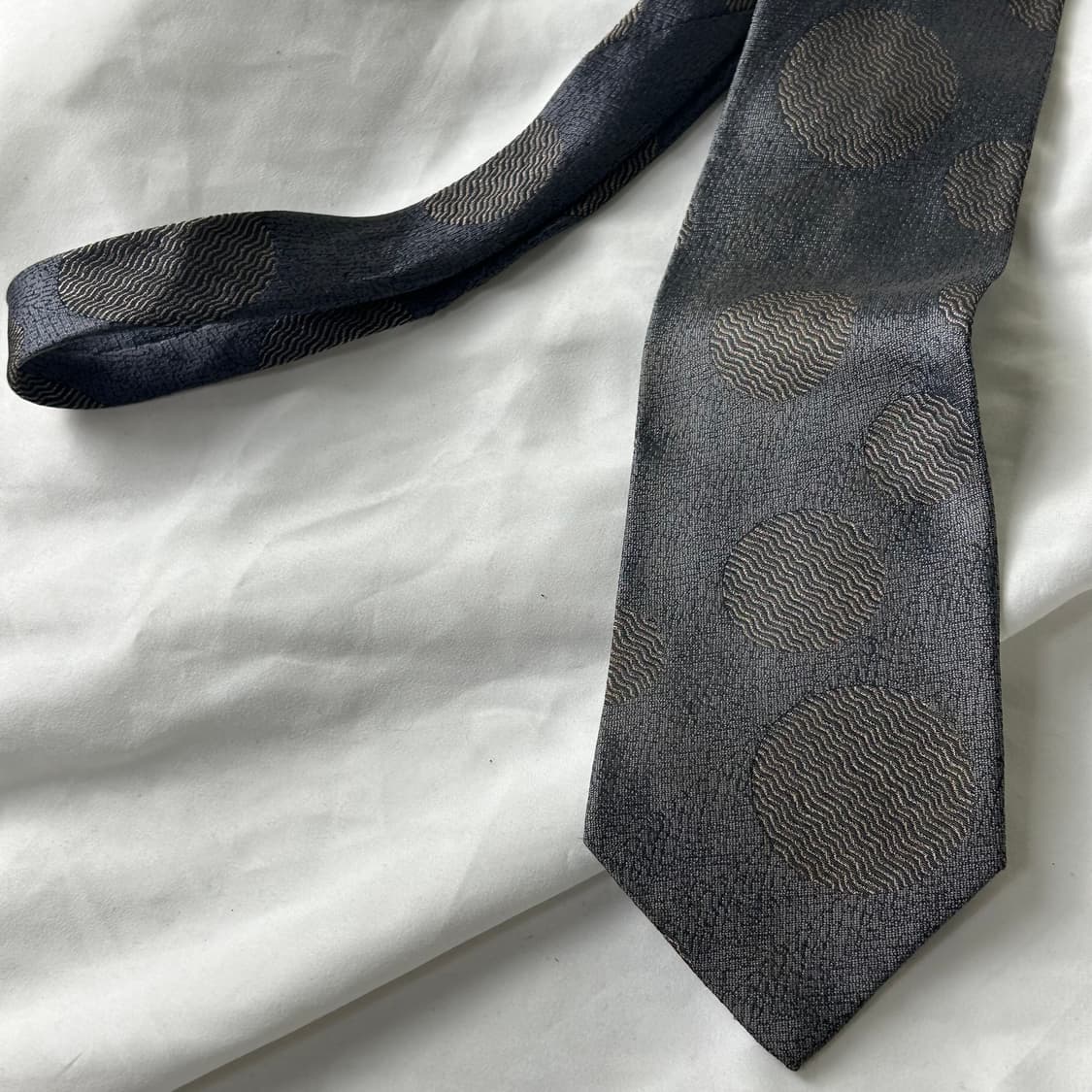 [ISSEY MIYAKE] 이세이미야케 웨이브 도트 패턴 실크 넥타이 상품이미지2