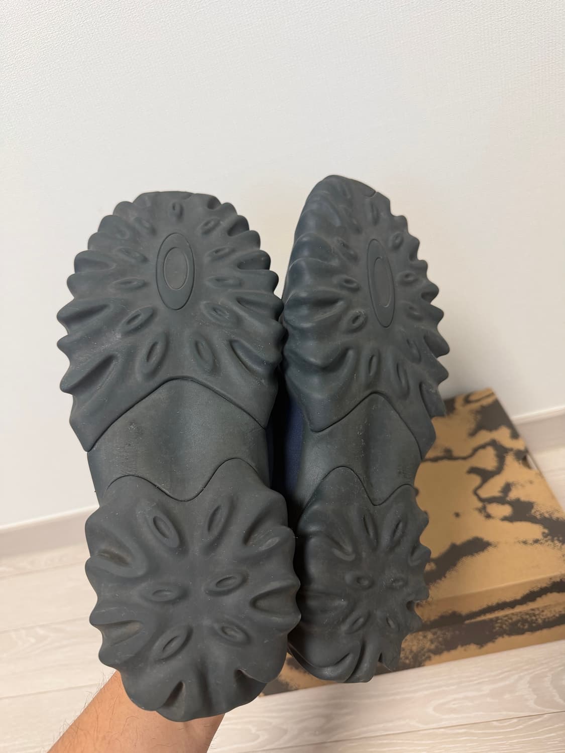 오클리 x 브레인 데드 팩토리 팀 찹 쏘우 뮬 네이비 280 상품이미지4