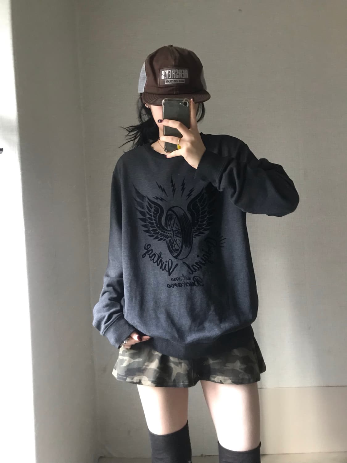 버카루 그레이 윙 맨투맨 상품이미지2