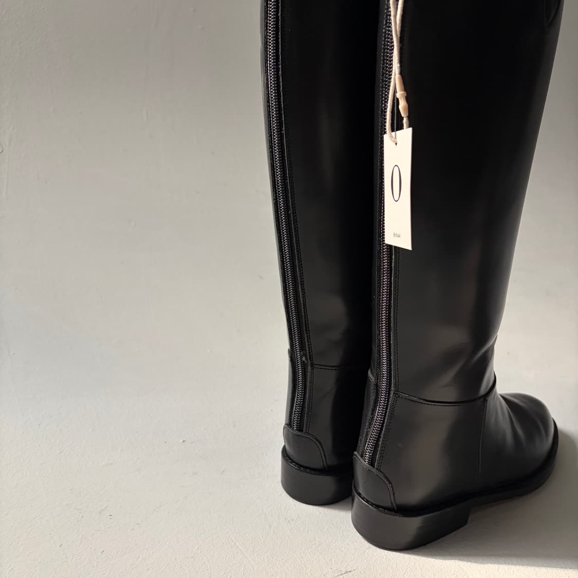 Sleek Leather Riding Boots 상품이미지5