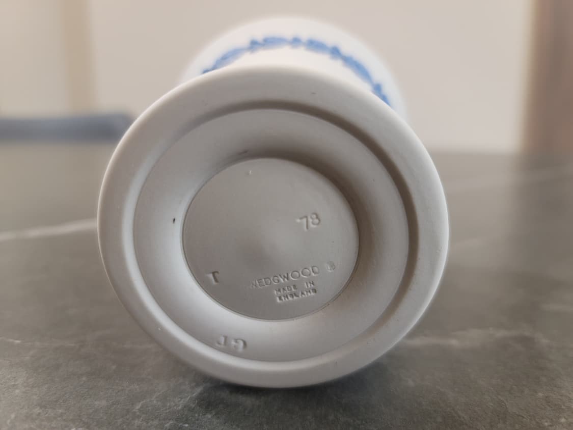 웨지우드 제스퍼웨어 라벤더 온 크림 화병 상품이미지9