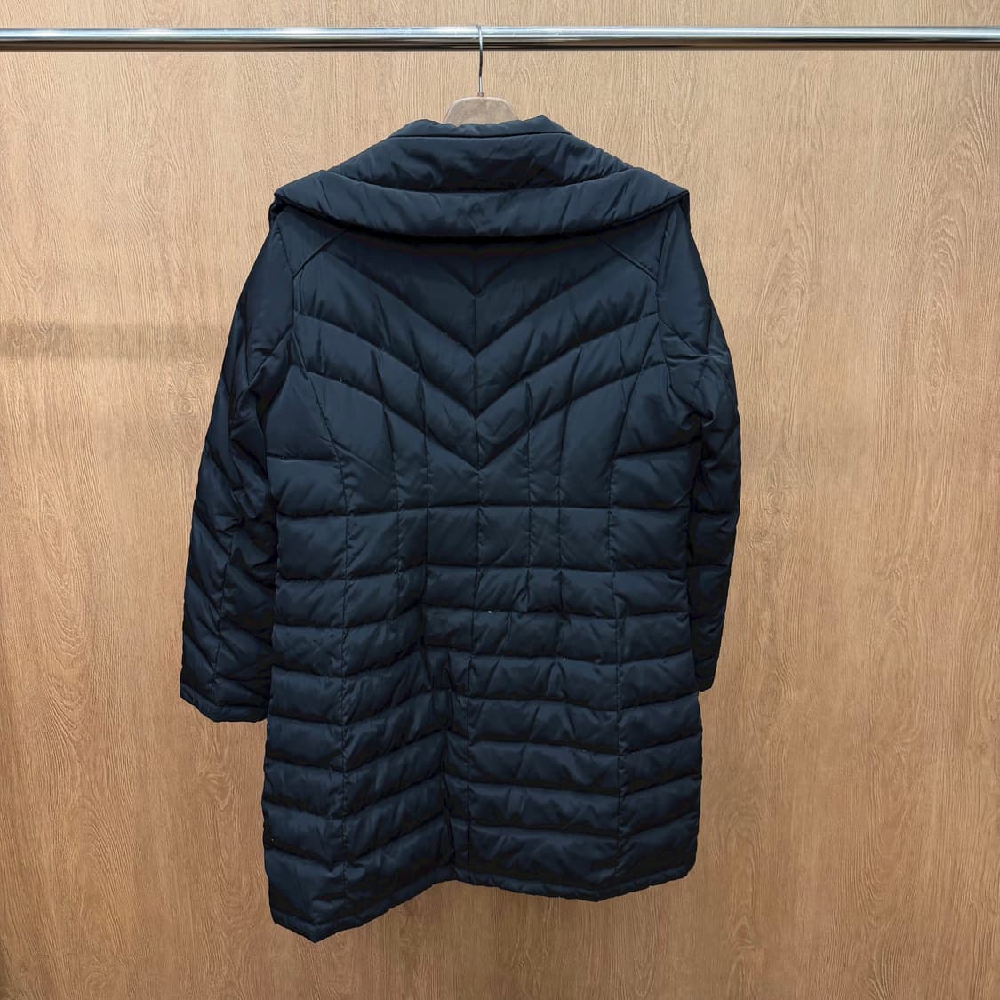 마이클코어스 경량 패딩 코트 골드 로고 지퍼 풀러 메탈 장식 디테일 블랙 상품이미지3