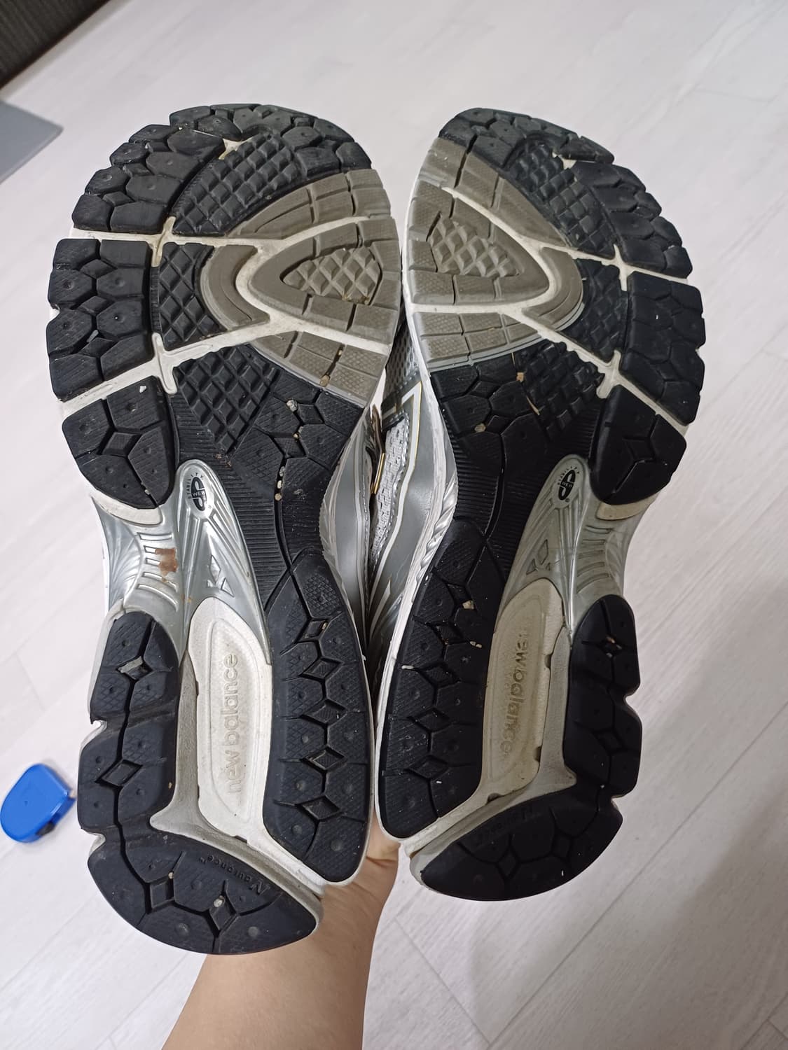 뉴발란스 뉴발란스 1906R 실버 화이트 메탈릭 운동화 270사이즈 상품이미지5